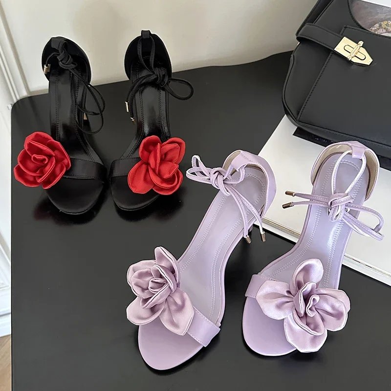 Босоножки на тонком высоком каблуке с шелковыми розами, женская обувь с перекрестной шнуровкой, дизайнерская обувь с открытым носком, модные фиолетовые нарядные сандалии, женские туфли-лодочки