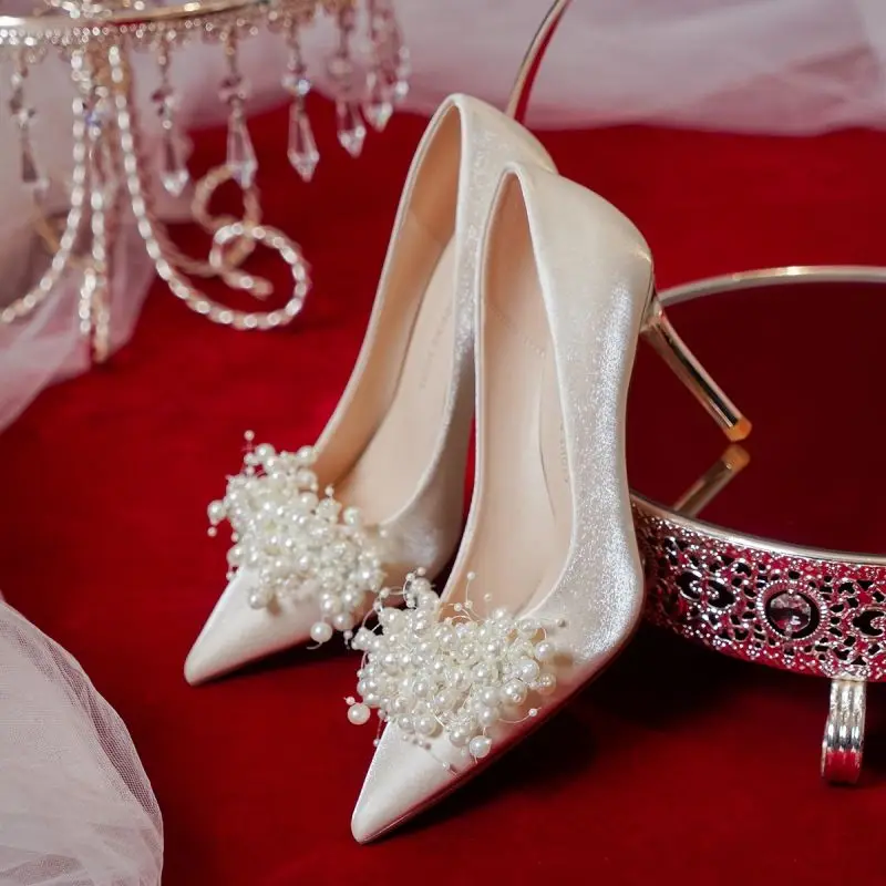 Женские весенне-летние свадебные туфли на высоком каблуке цвета шампанского для подружки невесты, французские туфли на шпильке с белым жемчугом, женские вечерние туфли-лодочки с острым носком