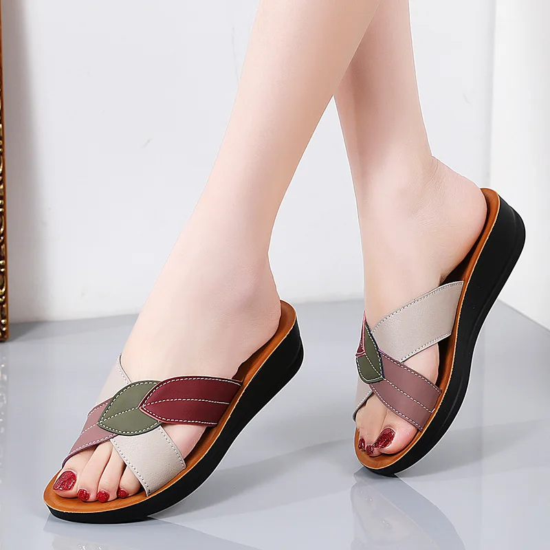 Летние женские повседневные сандалии, цветные Удобные тапочки для мамы, Модная универсальная уличная пляжная обувь, роскошные сандалии