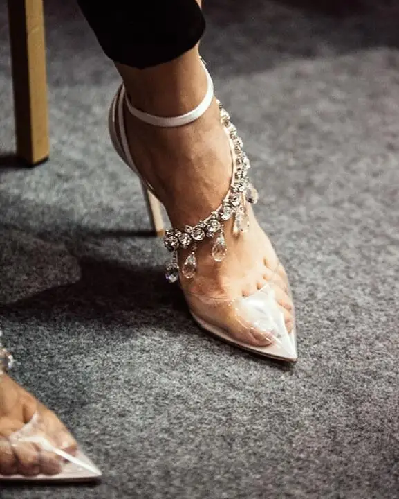 Мода ПВХ с острым носом женщин роскошные Кристалл бахрома насосы элегантная атласная назад дамы лодыжки ремень с пряжкой на высоком каблуке сексуальные свадебные туфли